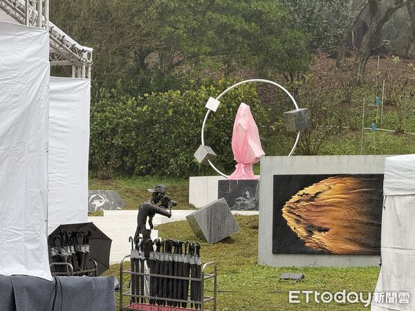 快訊／大S雕像正式揭幕亮相！具俊曄親自設計「少女感滿滿」　S媽「痛哭擁抱雕像」場面催淚