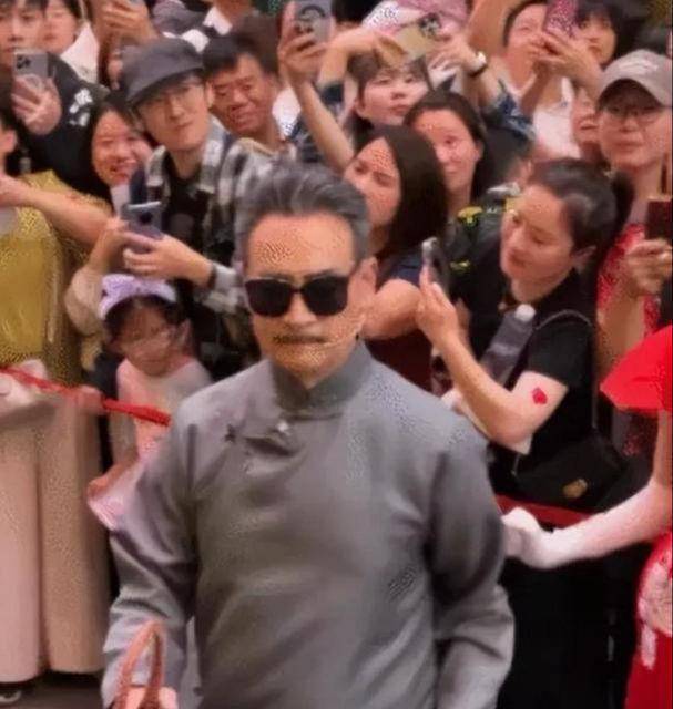 53歲老來得子！資深老戲骨「為此拚命接戲」養全家　如今71歲「為兒子崩潰發文」：最無力的愧疚...