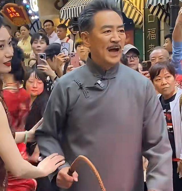 53歲老來得子！資深老戲骨「為此拚命接戲」養全家　如今71歲「為兒子崩潰發文」：最無力的愧疚...