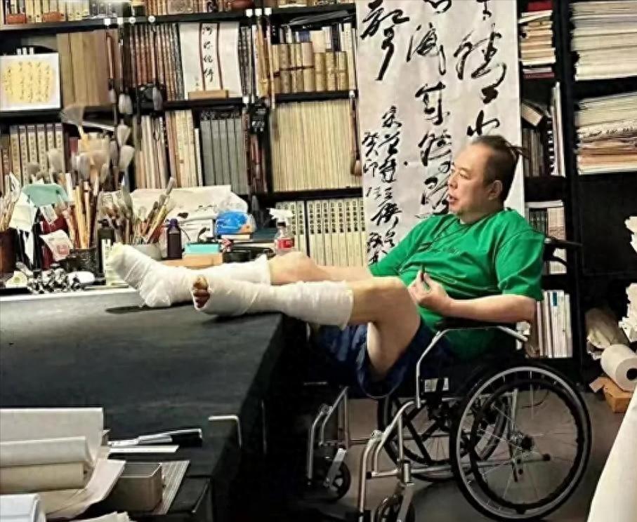 曾紅遍全國！68歲老戲骨「如今癱坐輪椅」沒親人探望　網看「落魄難堪近況」怒轟：報應終於來了