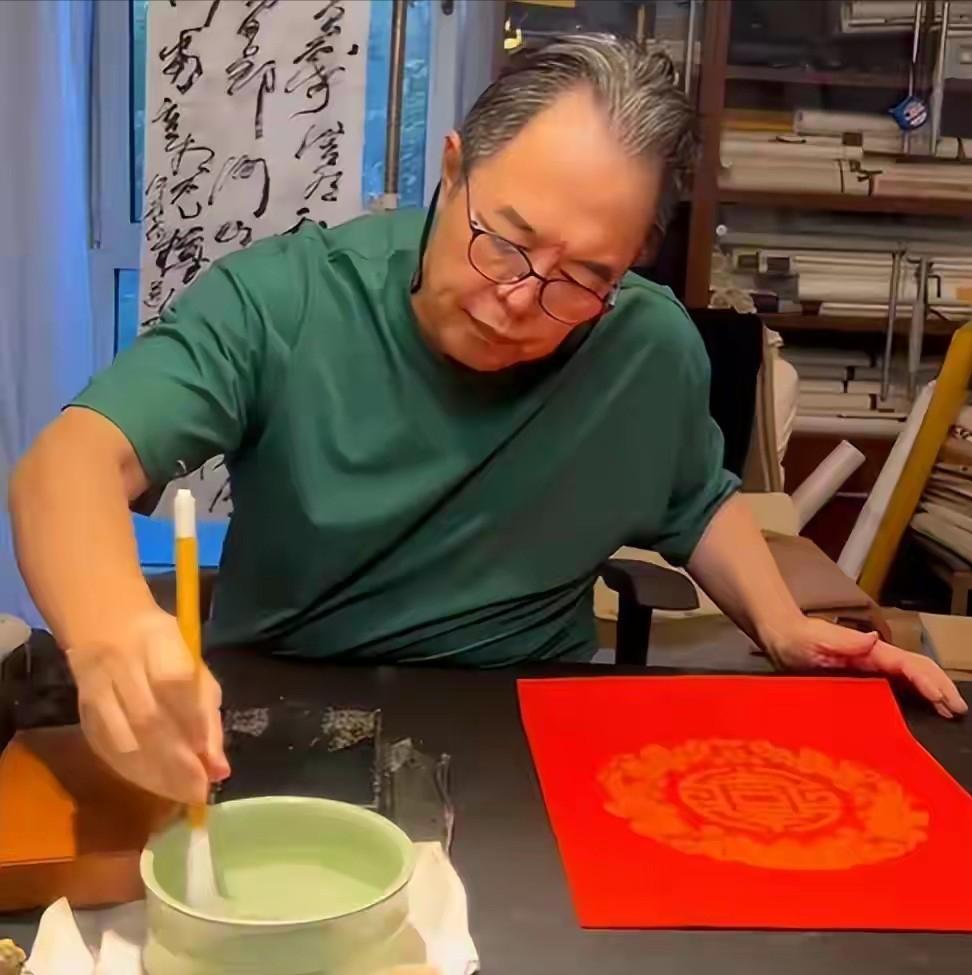 曾紅遍全國！68歲老戲骨「如今癱坐輪椅」沒親人探望　網看「落魄難堪近況」怒轟：報應終於來了