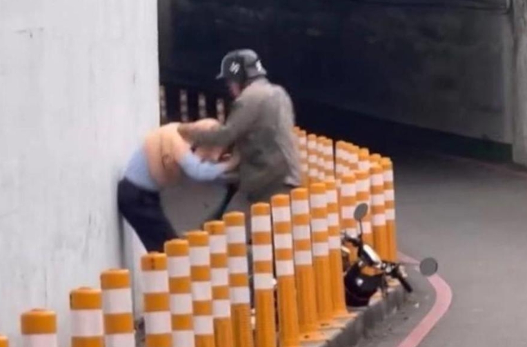 遭機車逆向撞上！老翁想報警「遭騎士爆打」　身分曝光「竟是當地大人物」還想告義勇男大生