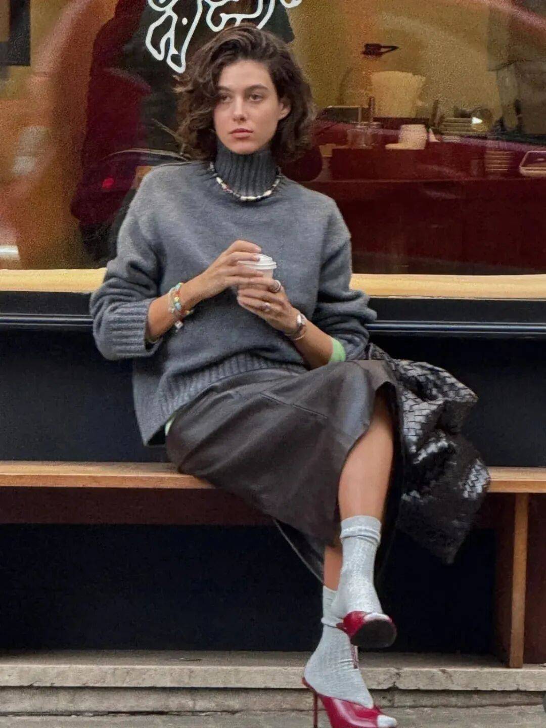 2026年「這一款復古毛衣」又流行回來！　教你「4種穿搭法」保暖又高級：舊衣穿出新時尚