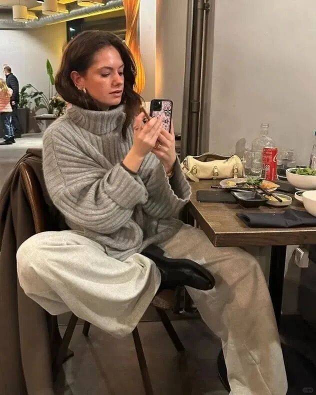 2026年「這一款復古毛衣」又流行回來！　教你「4種穿搭法」保暖又高級：舊衣穿出新時尚