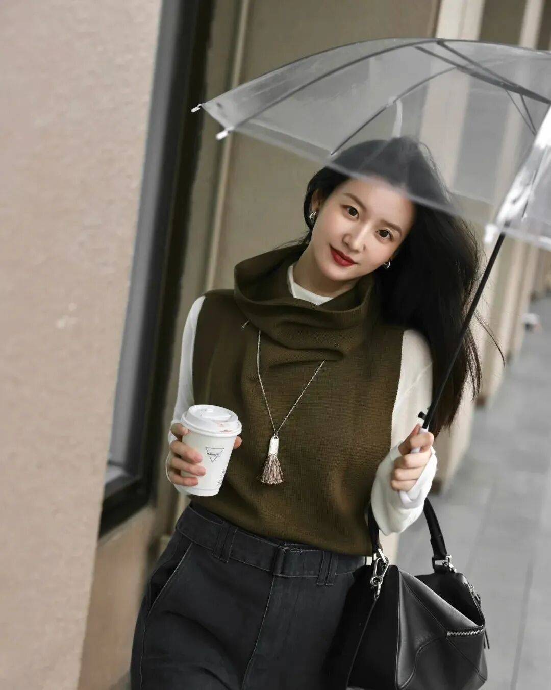 2026年「這一款復古毛衣」又流行回來！　教你「4種穿搭法」保暖又高級：舊衣穿出新時尚