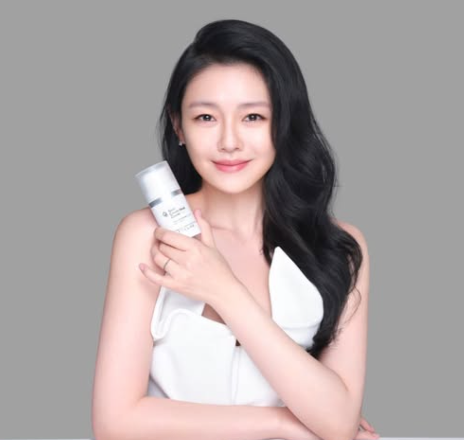 給亡妻的最後告白！大S雕像「具俊曄留1句話惹淚」　黑衣男低調致意「竟是韓國巨星」