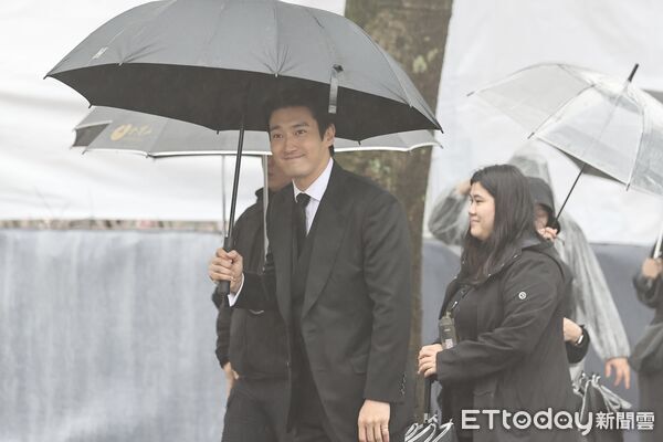 給亡妻的最後告白！大S雕像「具俊曄留1句話惹淚」　黑衣男低調致意「竟是韓國巨星」