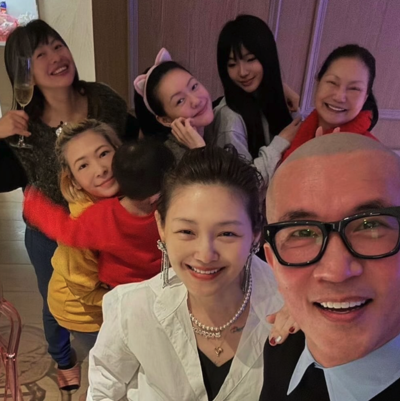 雨中送大S！具俊曄身上穿大衣「藏愛妻密碼」　阿雅淚曝「歐巴設計雕像巧思」：真的很懂她