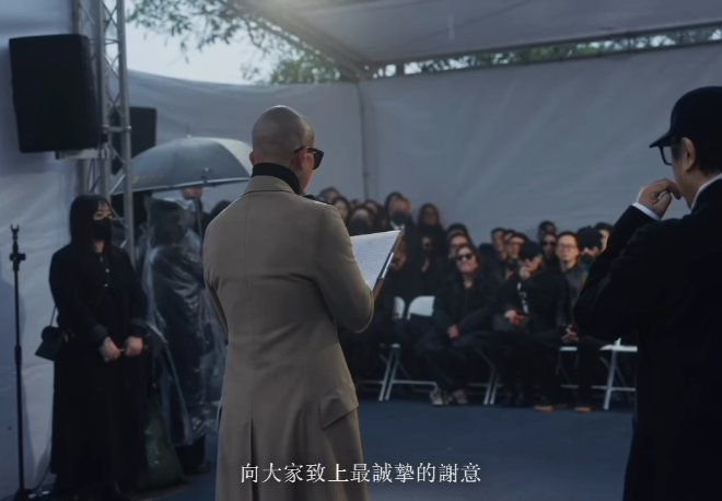 雨中送大S！具俊曄身上穿大衣「藏愛妻密碼」　阿雅淚曝「歐巴設計雕像巧思」：真的很懂她