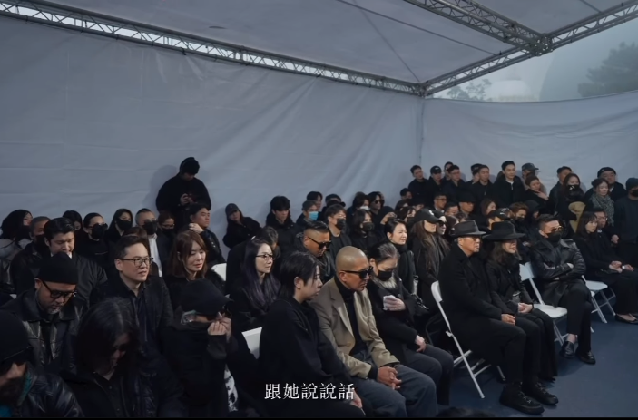 雨中送大S！具俊曄身上穿大衣「藏愛妻密碼」　阿雅淚曝「歐巴設計雕像巧思」：真的很懂她