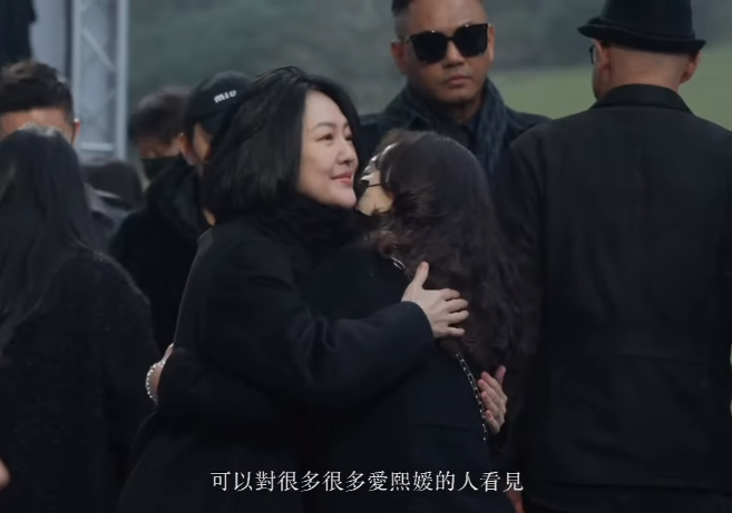 雨中送大S！具俊曄身上穿大衣「藏愛妻密碼」　阿雅淚曝「歐巴設計雕像巧思」：真的很懂她