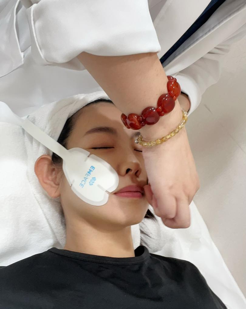 苦喊手術費用太貴!米可白動刀「完成人生大事」 男友貼心陪病「媽媽現身一句話」讓她哭了