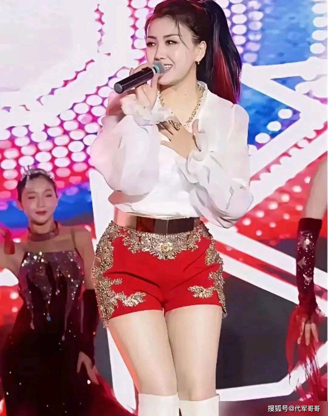 曾靠一曲爆紅全國!47歲歌壇天后「今淪落鄉下商演撈金」 秀長腿賣力唱跳「一看近況網全安靜了」