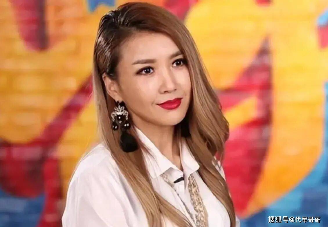 曾靠一曲爆紅全國!47歲歌壇天后「今淪落鄉下商演撈金」 秀長腿賣力唱跳「一看近況網全安靜了」