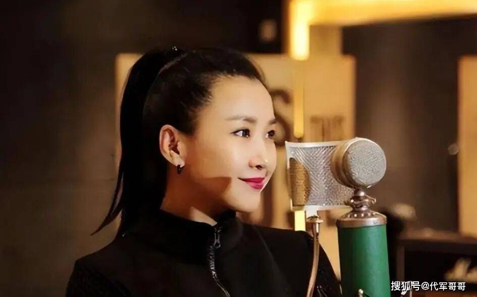 曾靠一曲爆紅全國!47歲歌壇天后「今淪落鄉下商演撈金」 秀長腿賣力唱跳「一看近況網全安靜了」