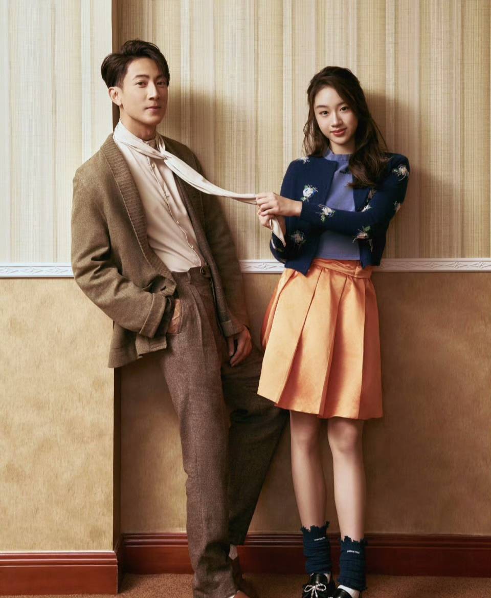 才爆早戀爭議！吳尊偕15歲女兒「合拍新年海報」　變身長腿名模「繼承帥爸基因」網讚嘆：小女孩長大了～