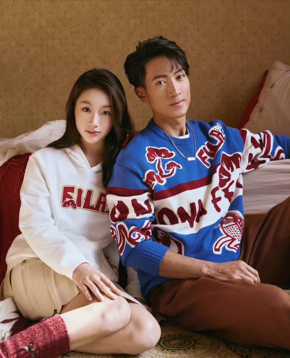 才爆早戀爭議！吳尊偕15歲女兒「合拍新年海報」　變身長腿名模「繼承帥爸基因」網讚嘆：小女孩長大了～