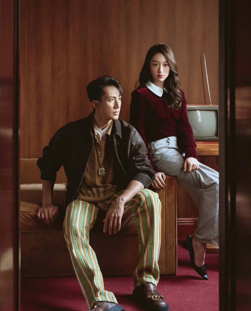 才爆早戀爭議！吳尊偕15歲女兒「合拍新年海報」　變身長腿名模「繼承帥爸基因」網讚嘆：小女孩長大了～