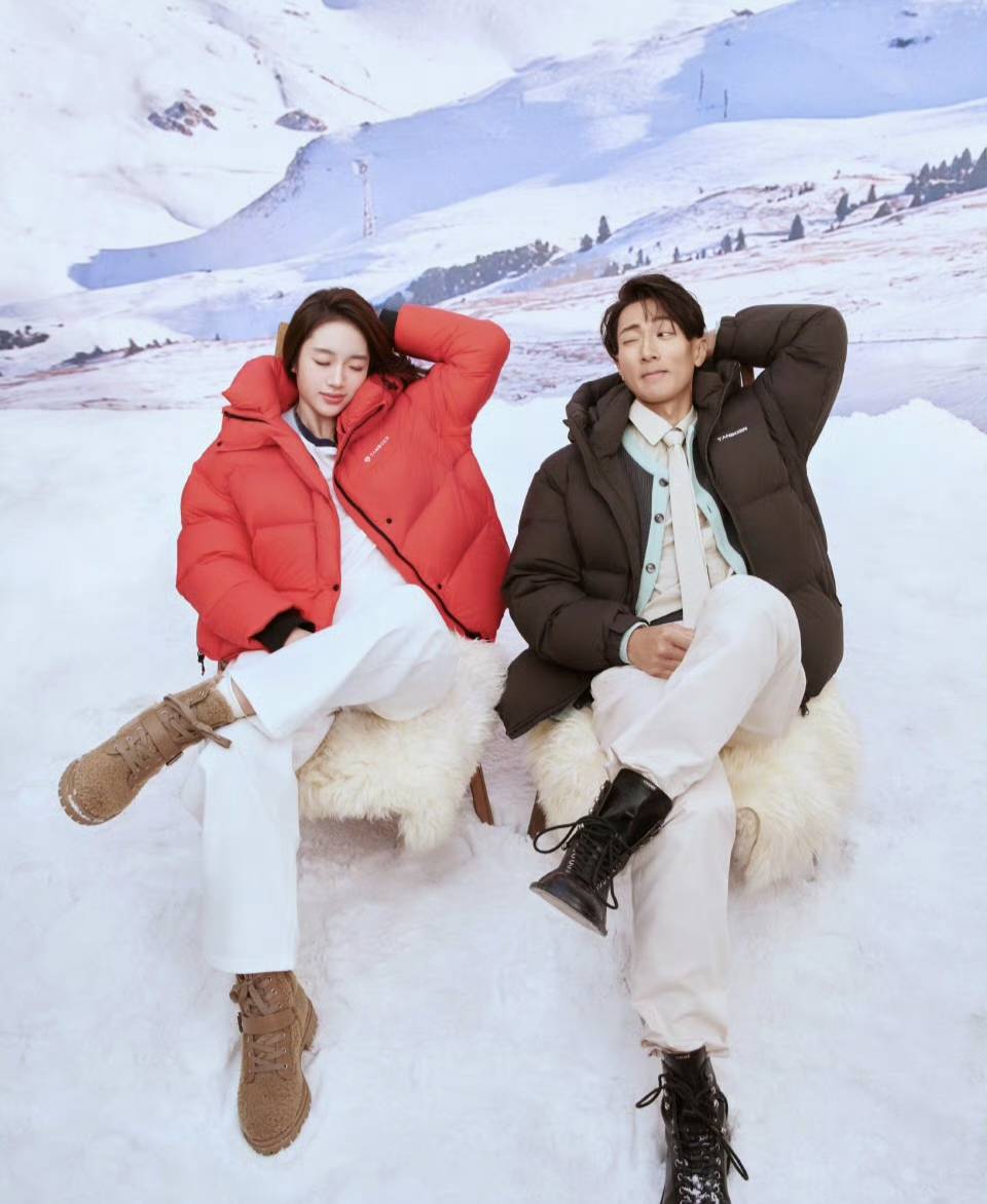 才爆早戀爭議！吳尊偕15歲女兒「合拍新年海報」　變身長腿名模「繼承帥爸基因」網讚嘆：小女孩長大了～