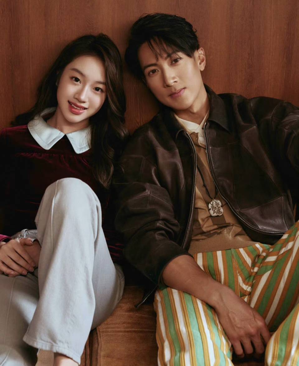 才爆早戀爭議！吳尊偕15歲女兒「合拍新年海報」　變身長腿名模「繼承帥爸基因」網讚嘆：小女孩長大了～