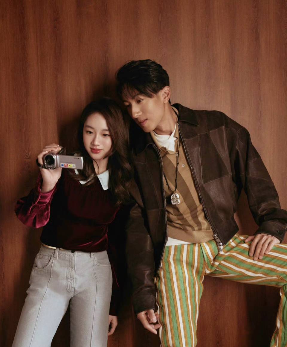 才爆早戀爭議！吳尊偕15歲女兒「合拍新年海報」　變身長腿名模「繼承帥爸基因」網讚嘆：小女孩長大了～