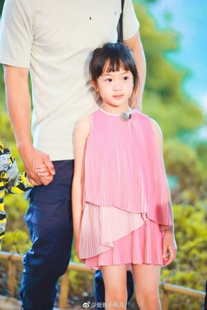 才爆早戀爭議！吳尊偕15歲女兒「合拍新年海報」　變身長腿名模「繼承帥爸基因」網讚嘆：小女孩長大了～