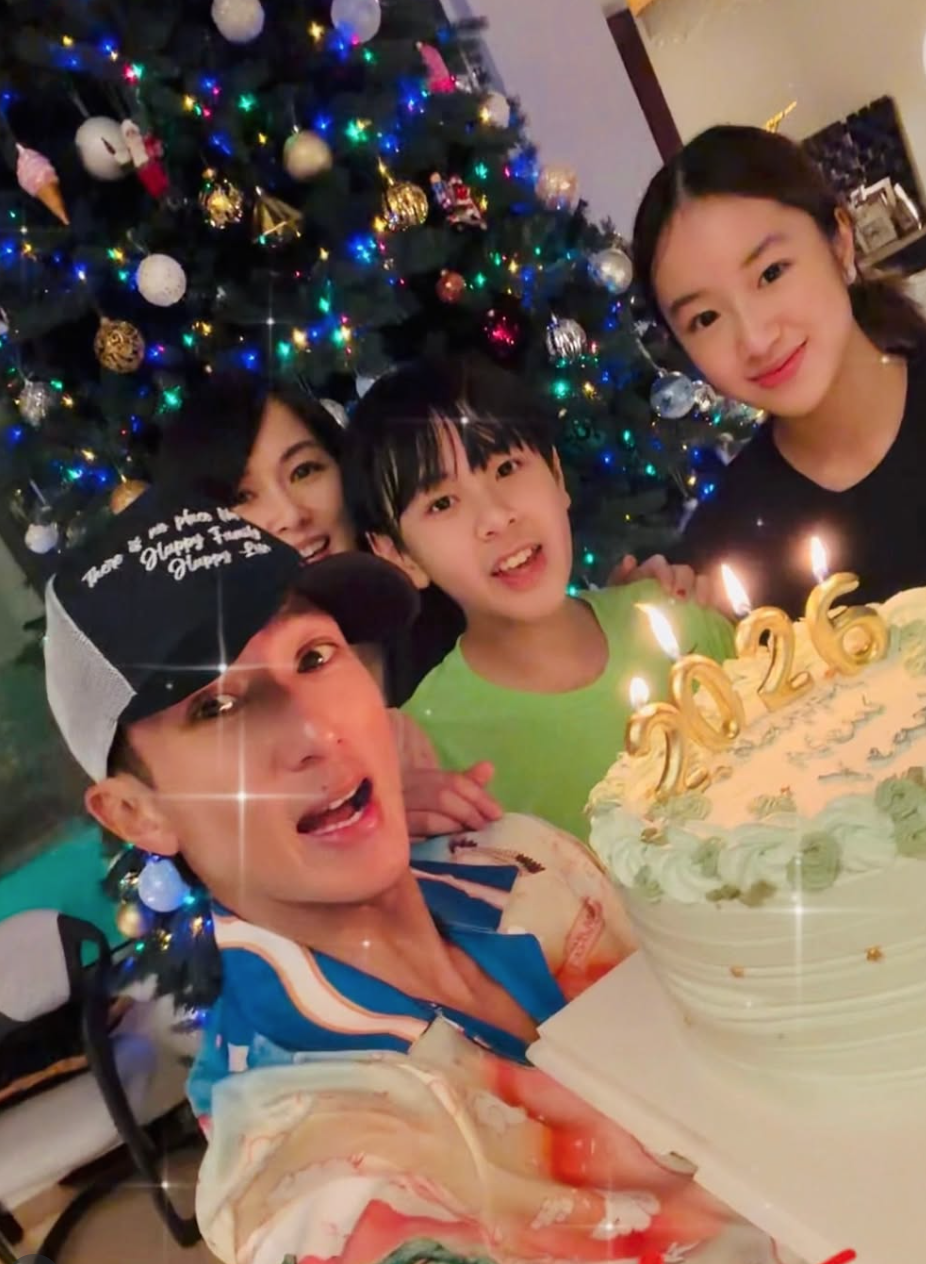 才爆早戀爭議！吳尊偕15歲女兒「合拍新年海報」　變身長腿名模「繼承帥爸基因」網讚嘆：小女孩長大了～