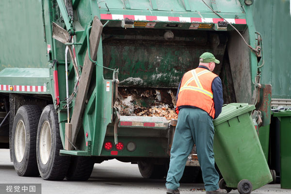 垃圾車發出慘叫!街友睡垃圾桶「被載走壓縮兩次」一打開愣了