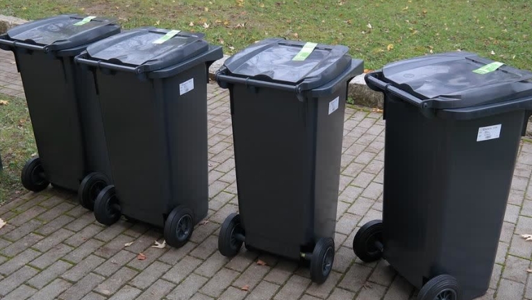 垃圾車發出慘叫!街友睡垃圾桶「被載走壓縮兩次」一打開愣了