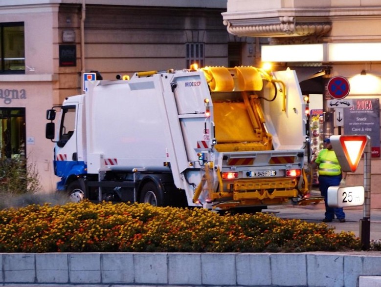 垃圾車發出慘叫!街友睡垃圾桶「被載走壓縮兩次」一打開愣了