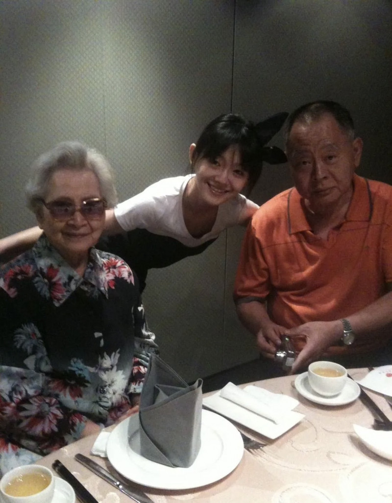 大S雕像被酸完全不像！年輕舊照被挖出「根本一模一樣」　網淚喊「是歐巴初見的小女孩❤️」