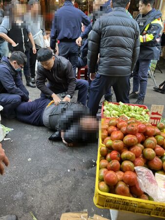 快訊／苗栗市場砍人！警察遭砍噴血「勇男幫壓制中槍」