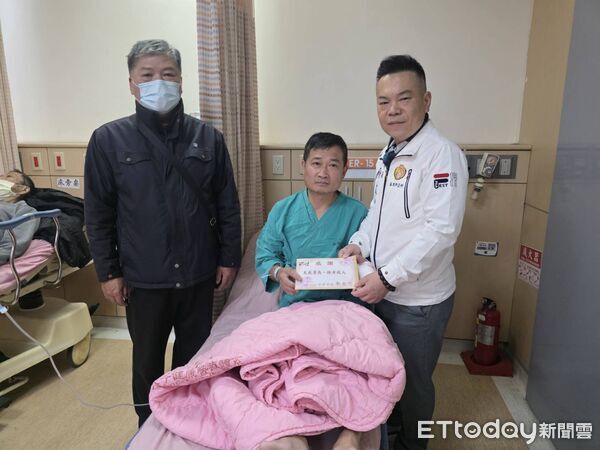 快訊／苗栗市場砍人！警察遭砍噴血「勇男幫壓制中槍」