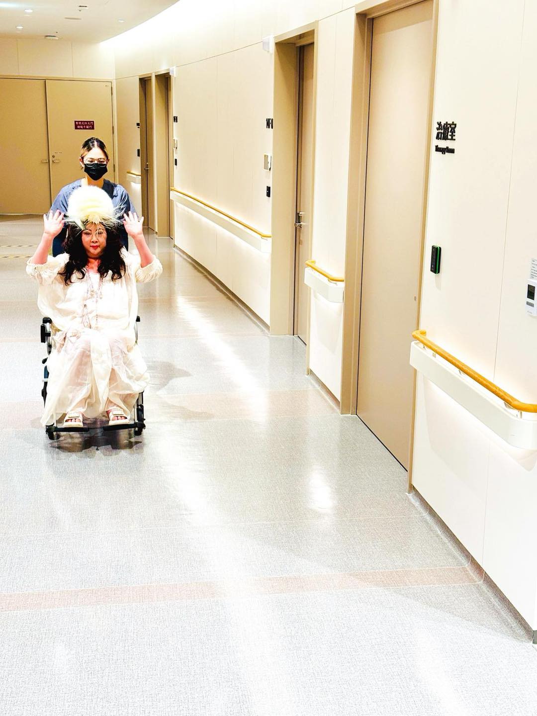 曾被判只剩3個月！67歲資深大咖「不放棄抗癌1年」　樂觀「把病房變攝影棚」：不辜負每一個當下