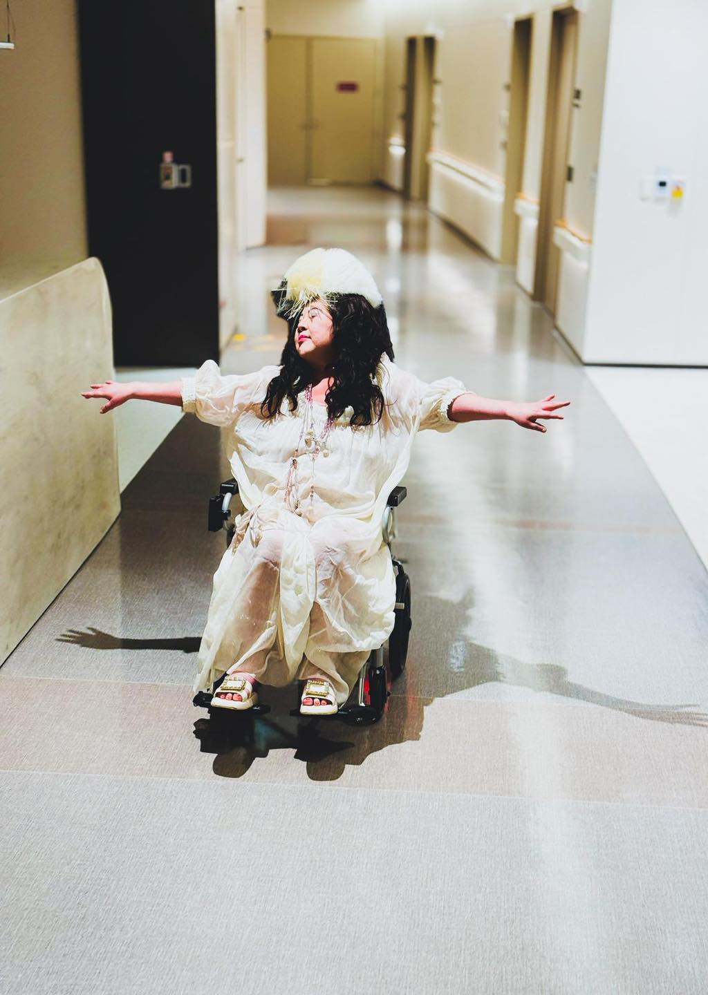 曾被判只剩3個月！67歲資深大咖「不放棄抗癌1年」　樂觀「把病房變攝影棚」：不辜負每一個當下