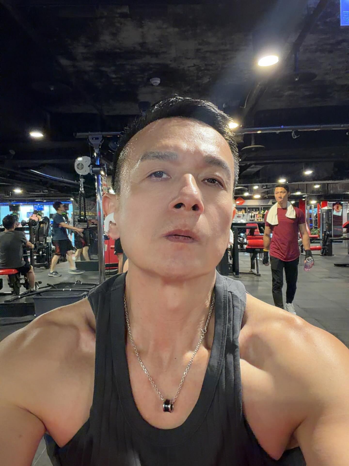 原本想進一步交往！小鐘曖昧對象開口「月給8萬才交往」　他笑笑殺價「兩人後續發展」讓人傻了