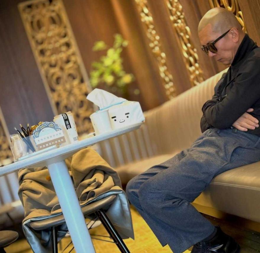 喪妻一年走不出！具俊曄「被目擊崩潰痛哭」　好友「一看他遺留紙條」心碎：真的太愛了