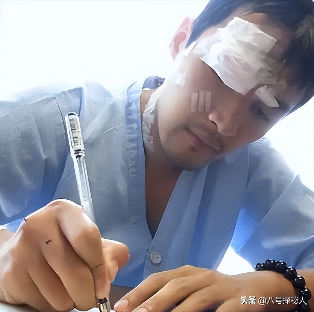 她為護自己而死！43歲男星承諾「贍養女方父母」　20年後成為人夫「下秒舉動太催淚」：沒忘記祂...