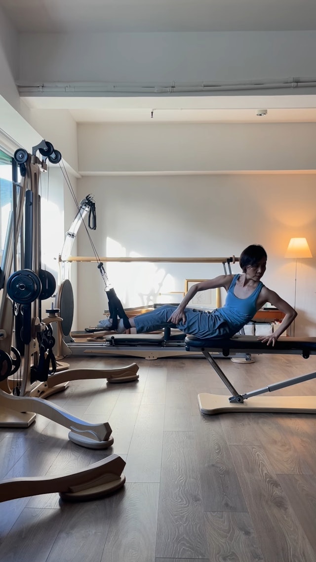 淡出神隱多年！樂壇歌后「57歲曬高難度健身照」　神凍齡「轉行成老師」網驚：看不出年近花甲