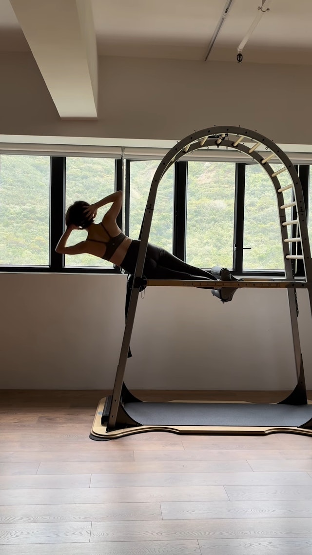 淡出神隱多年！樂壇歌后「57歲曬高難度健身照」　神凍齡「轉行成老師」網驚：看不出年近花甲