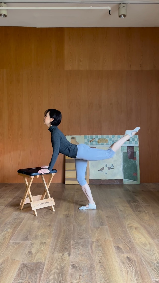 淡出神隱多年！樂壇歌后「57歲曬高難度健身照」　神凍齡「轉行成老師」網驚：看不出年近花甲