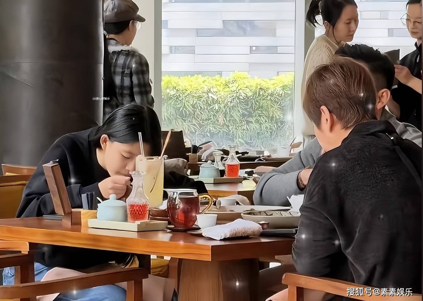 逝世滿一年！大S雕像儀式「卻不見親生兒女」引熱議　直到玥兒「低調露面照曝光」網淚：她一直記得...