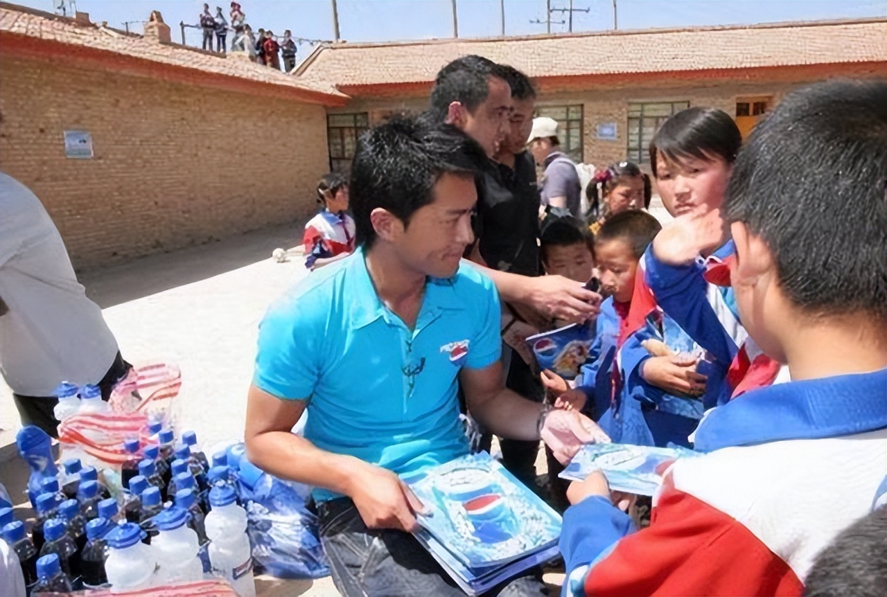 當年風靡萬千少女！55歲古天樂「至今卻不婚不育」 和9旬爸媽住「網看近況卻讚爆」：人生贏家