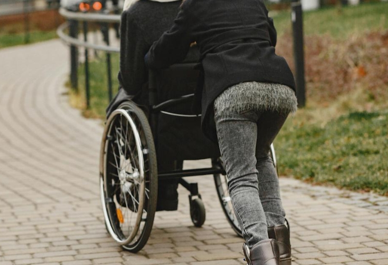 102歲人瑞突然「迎娶68歲看護」　子女氣炸「衝醫院搶人」結局卻逆轉