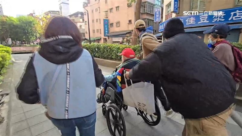 102歲人瑞突然「迎娶68歲看護」　子女氣炸「衝醫院搶人」結局卻逆轉