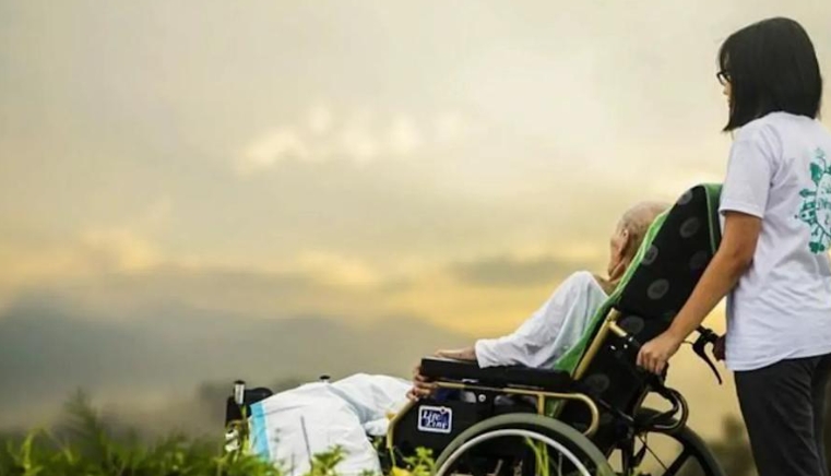 102歲人瑞突然「迎娶68歲看護」　子女氣炸「衝醫院搶人」結局卻逆轉