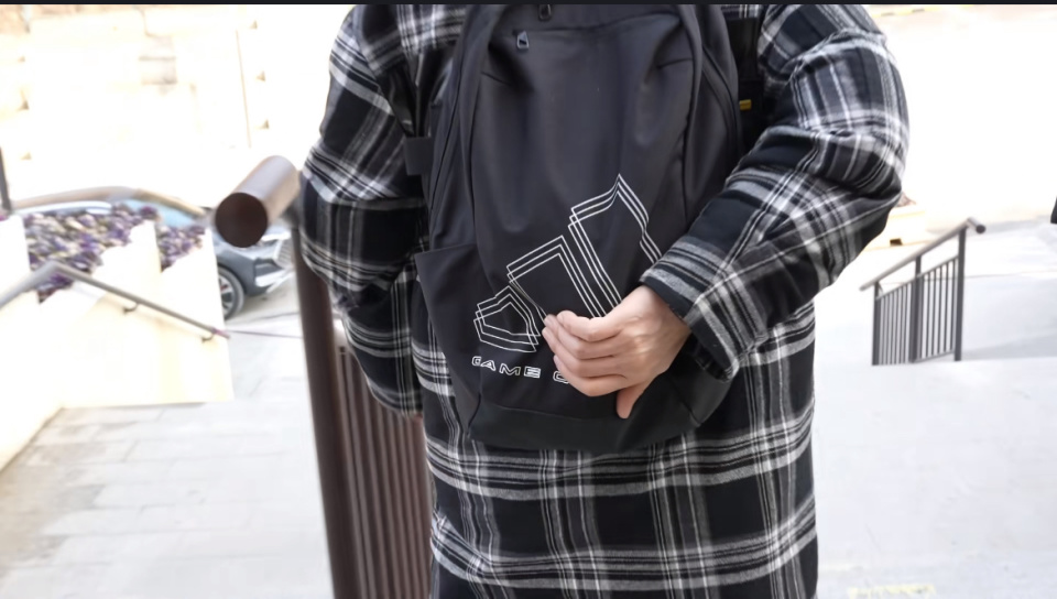 青梅竹馬尪猝逝！60歲嬤舉目無親「用亡兒書包裝骨灰」　殯葬公司不忍「決心出手相助」太暖心