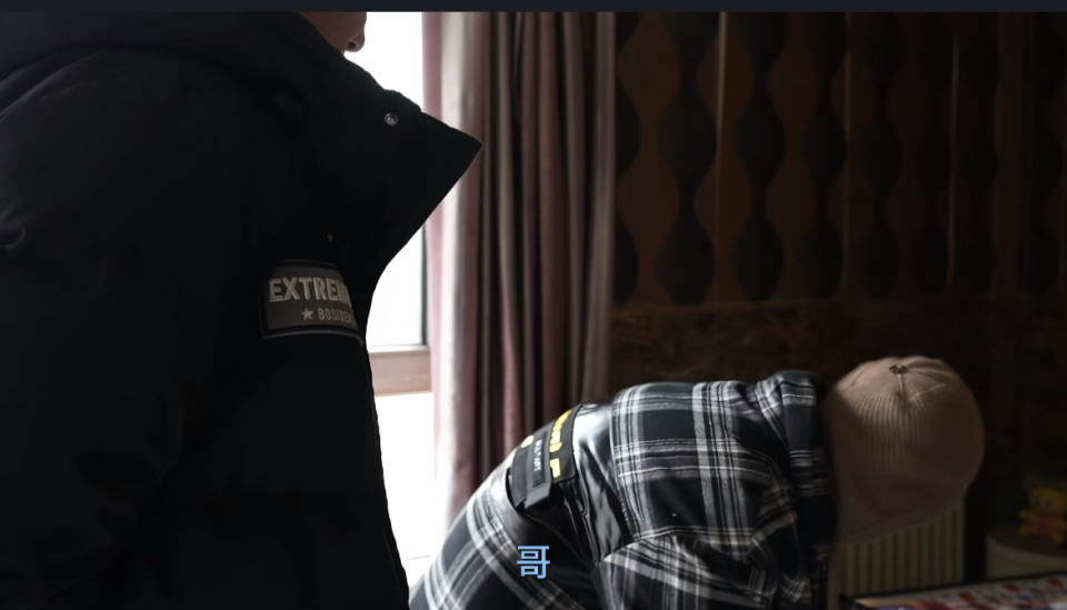 青梅竹馬尪猝逝！60歲嬤舉目無親「用亡兒書包裝骨灰」　殯葬公司不忍「決心出手相助」太暖心