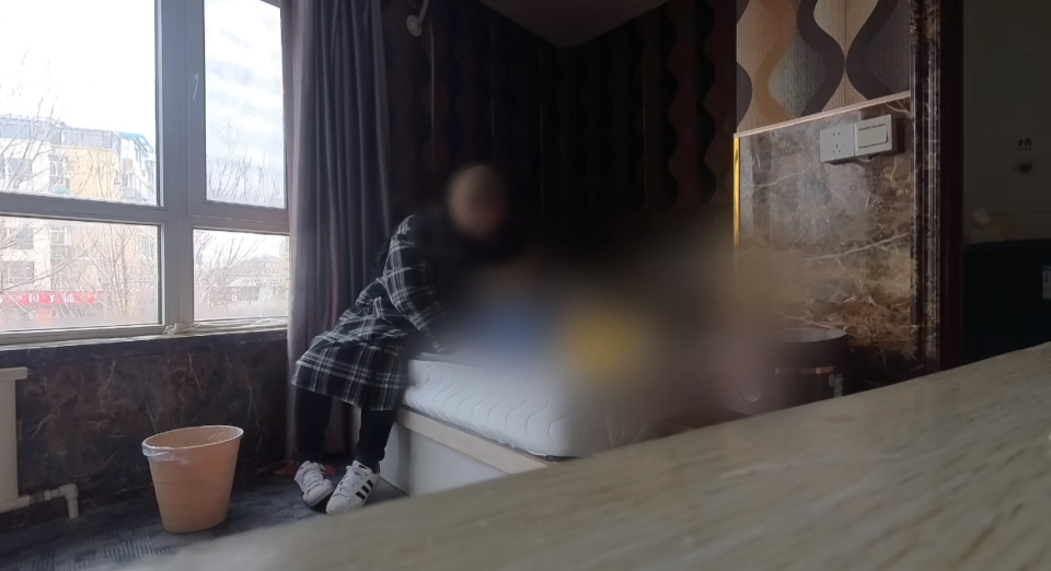 青梅竹馬尪猝逝！60歲嬤舉目無親「用亡兒書包裝骨灰」　殯葬公司不忍「決心出手相助」太暖心