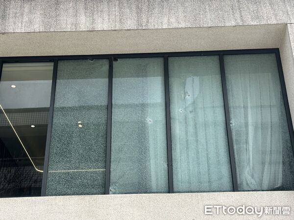 滿布彈孔！台中驚傳「當街開槍掃射」　17歲少年「帶槍衝警局」